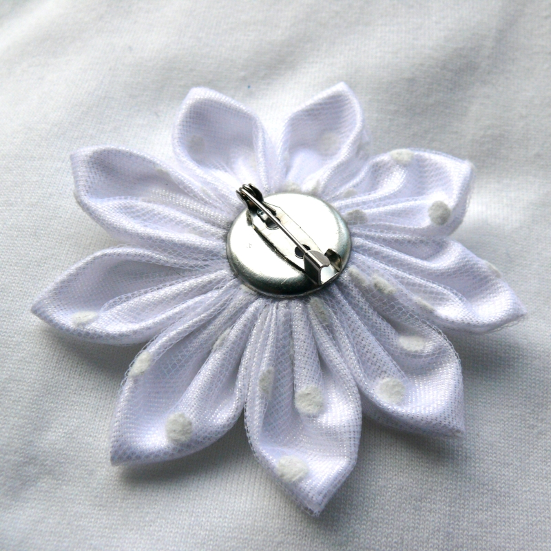 Bílá kytka (brož)