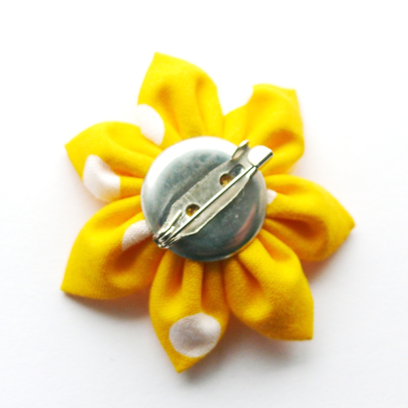 Žlutá kytka (brož)