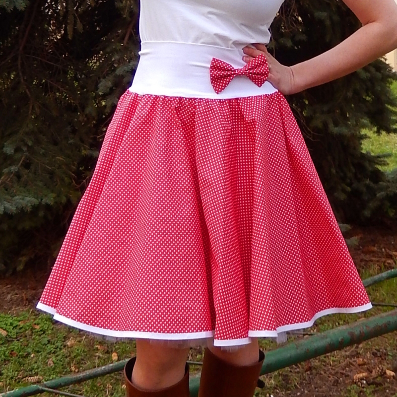 Červená tečkovaná sukně