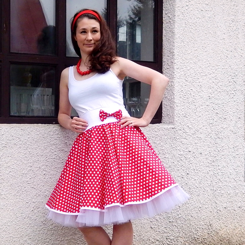 Červená puntíkovaná sukně + objemnější bílá spodnička