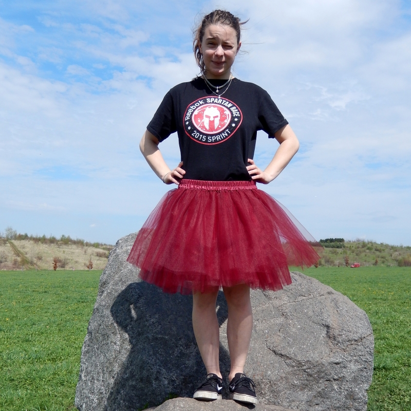 Tmavě červená tylová sukně