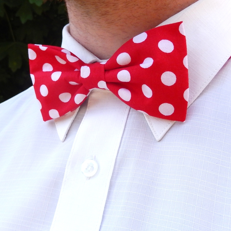 Červený puntíkovaný motýlek