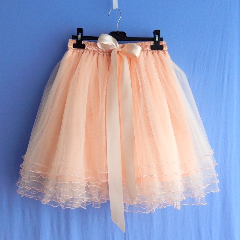 Pleťová tylová sukně s lemovanými okraji