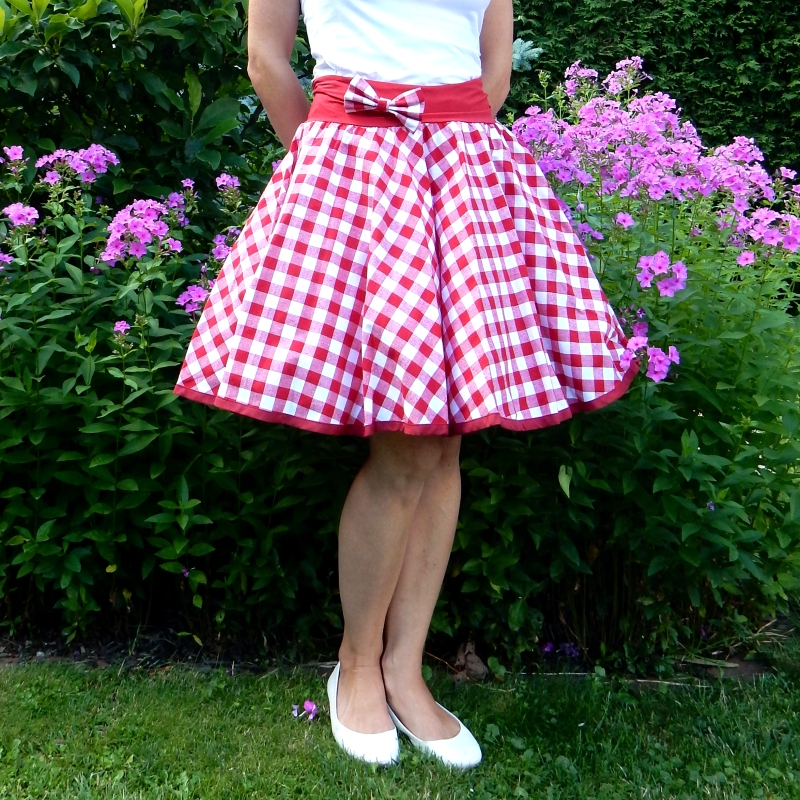 Červená kostkovaná sukně