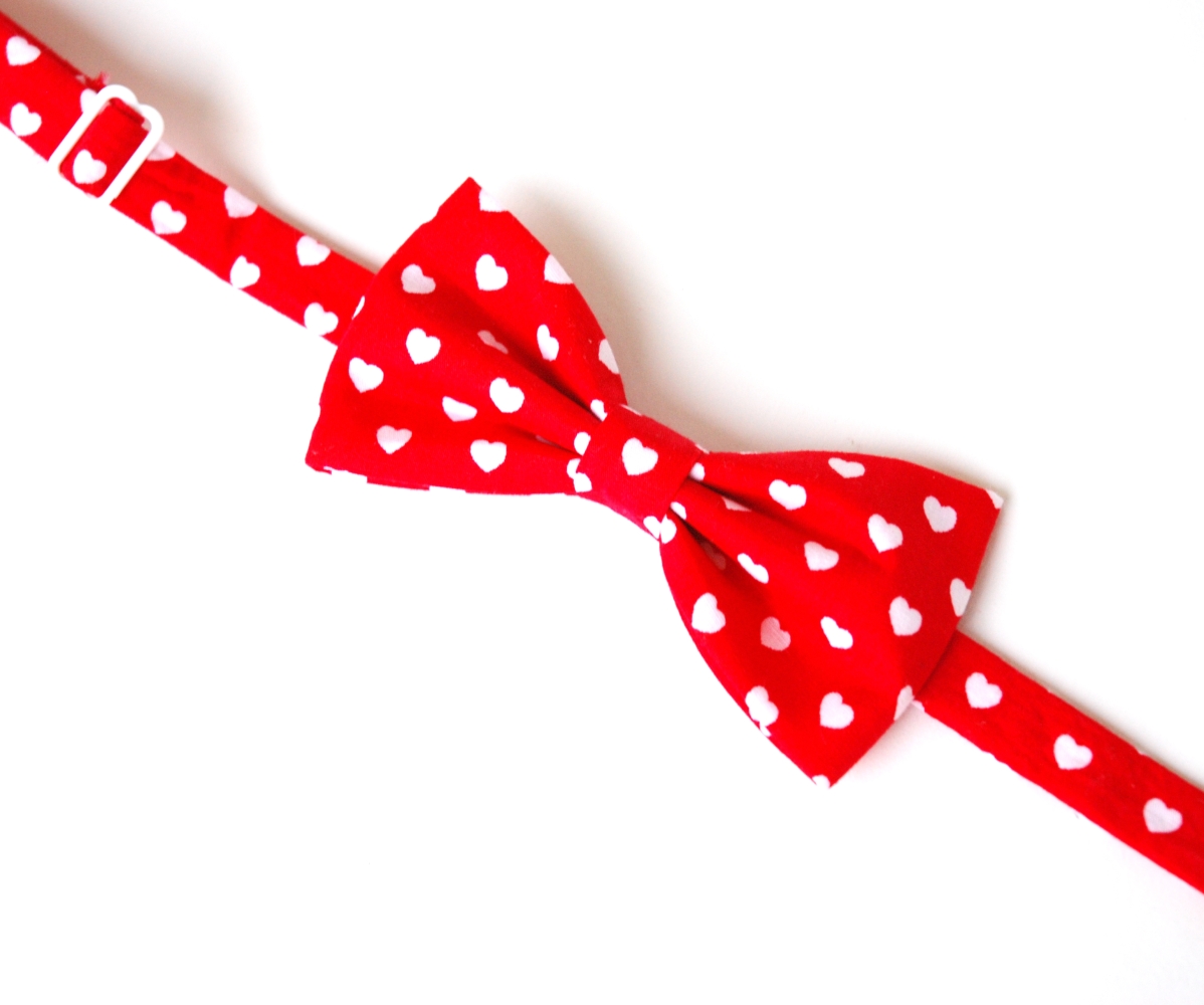 Červený motýlek se srdíčky