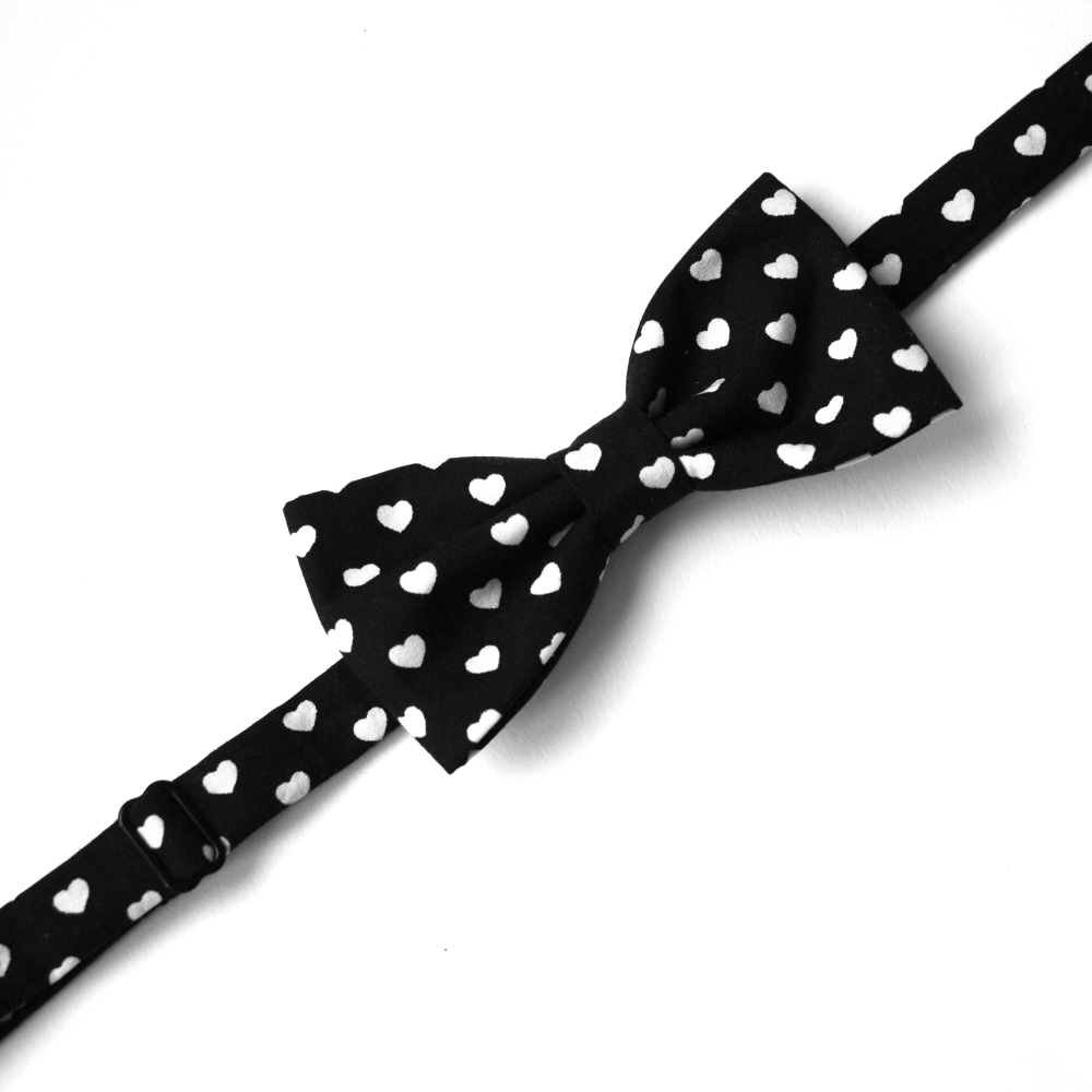 Černý motýlek se srdíčky