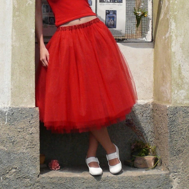 Červená tylová sukně