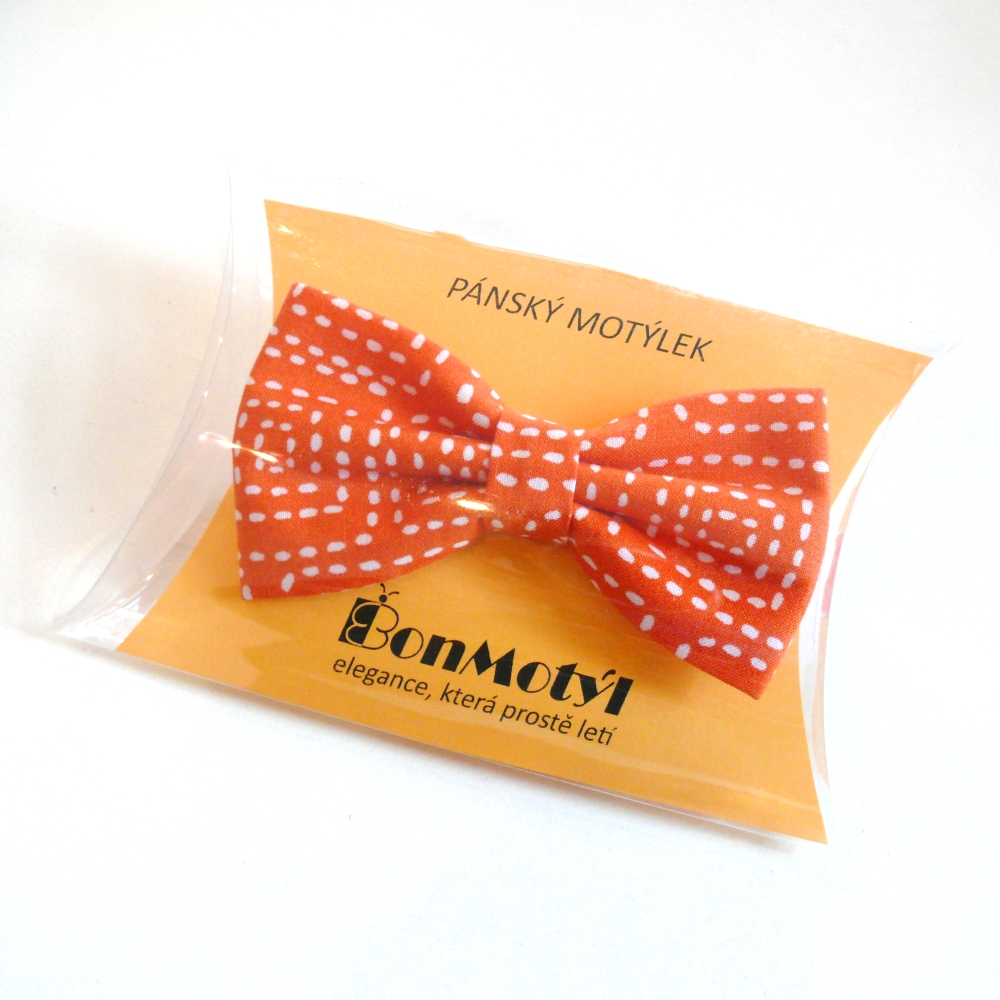 Oranžový motýlek s tečkami