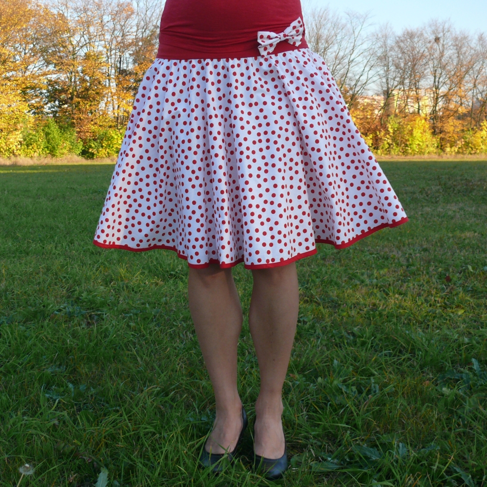 Bílo-červená puntíkovaná sukně