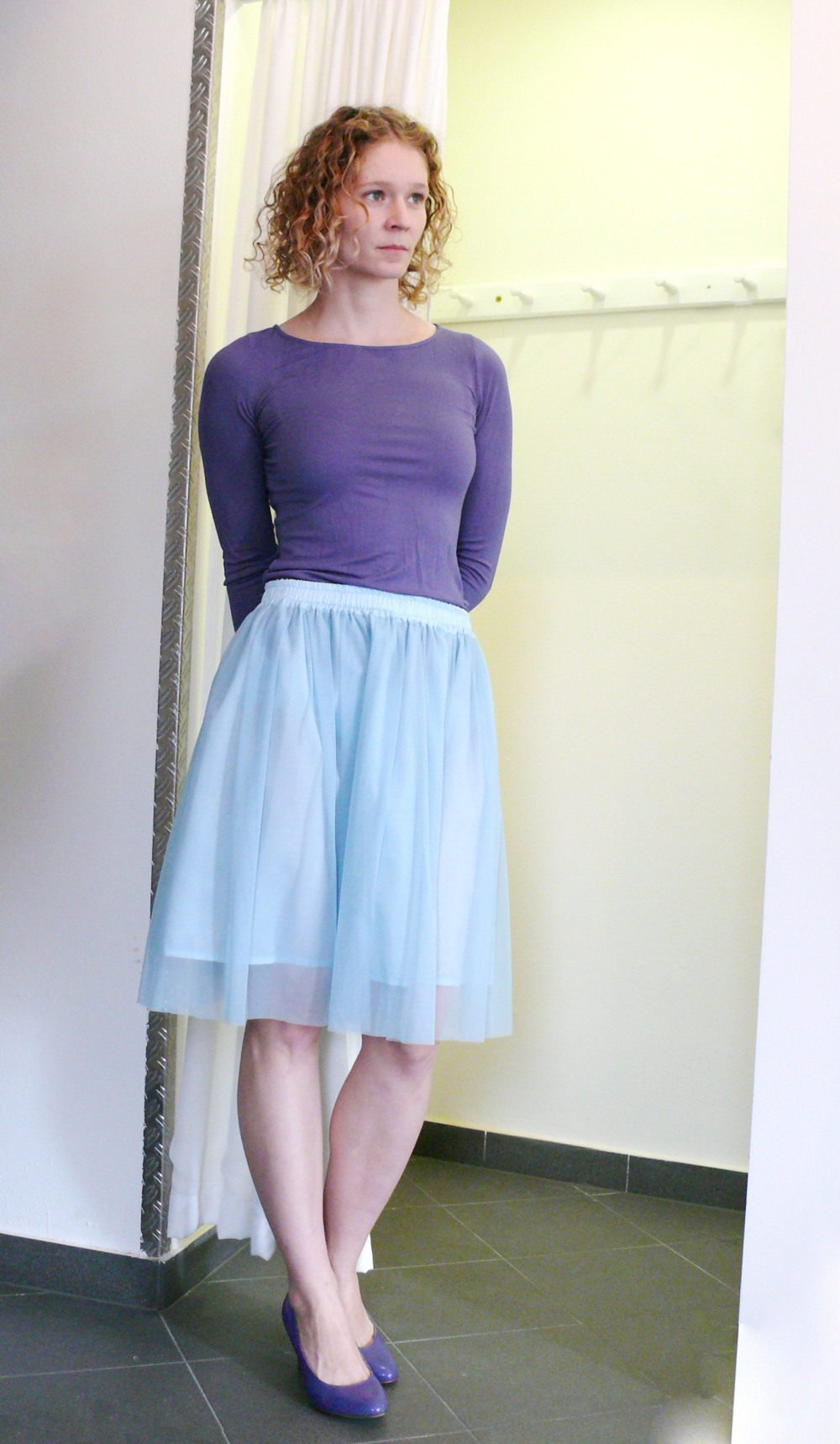 Modrozelená splývavá tylová sukně