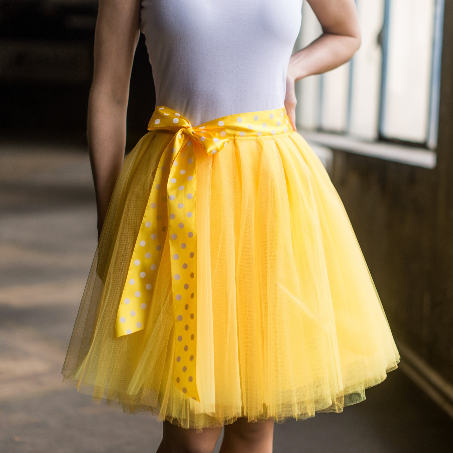 Žlutá tylová sukně s puntíkovanou mašlí