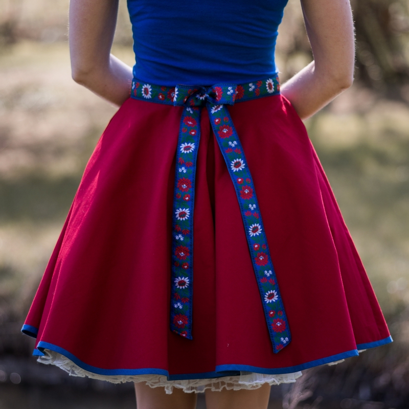 Kolová sukně s folklórním páskem