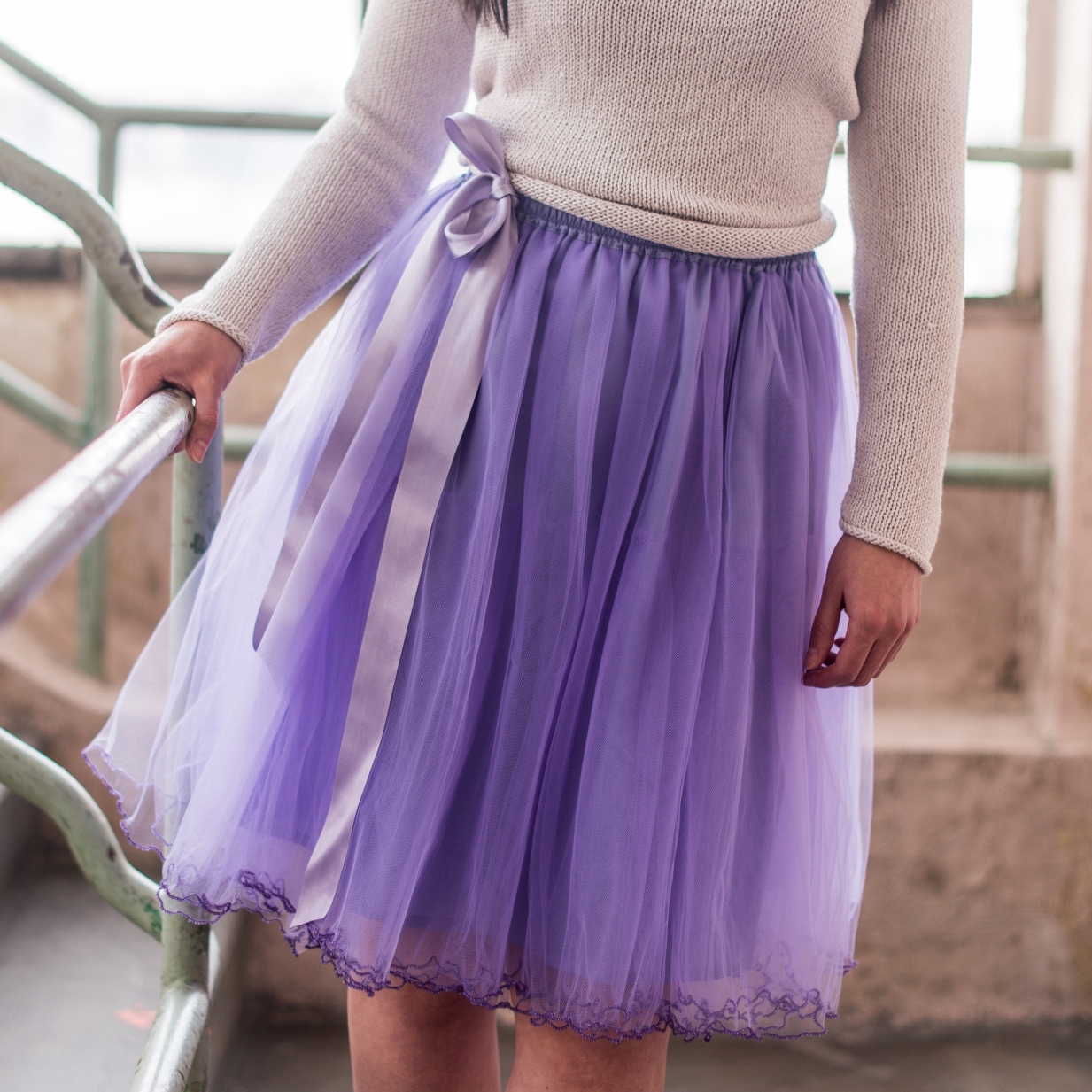 Světle fialová tylová sukně s lemovanými okraji