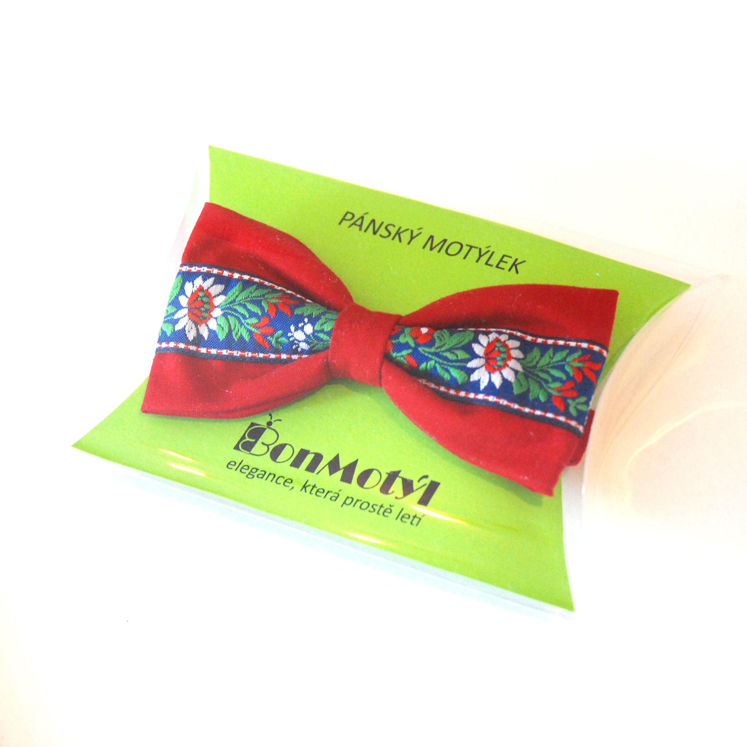Červený motýlek s folklórním motivem