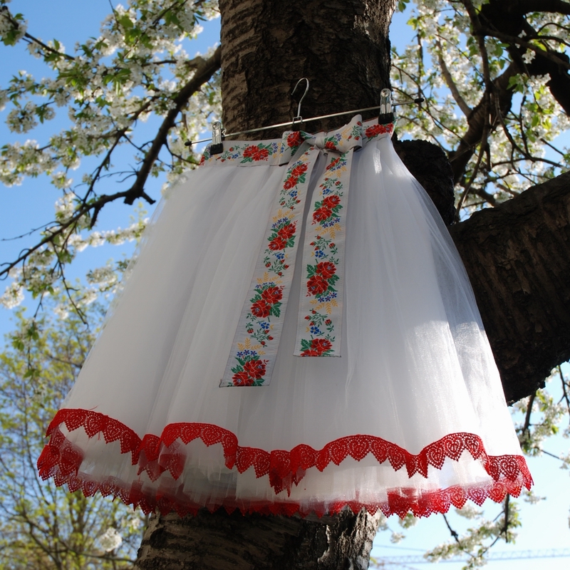 Bílá folklórní tylová sukně