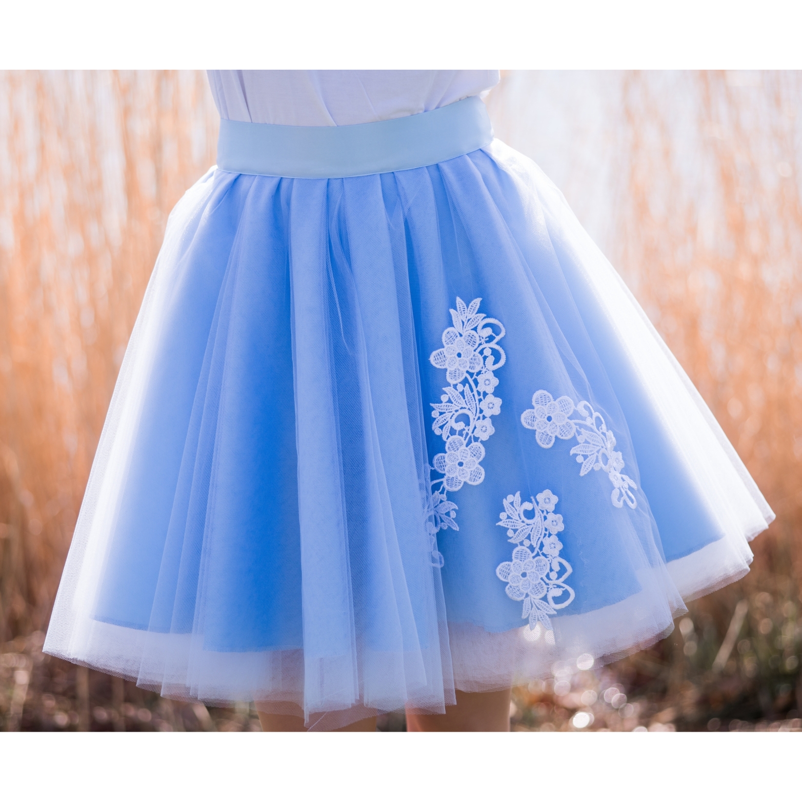 Modrá kolová tylová sukně s krajkou