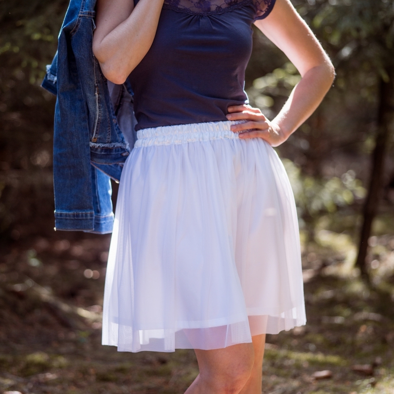Bílá splývavá tylová sukně