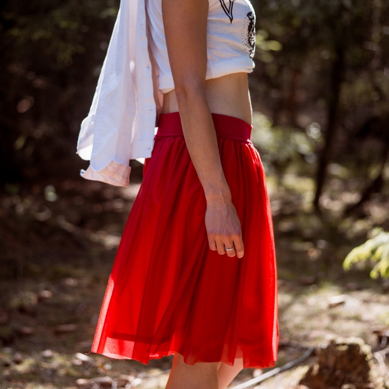 Červená splývavá tylová sukně