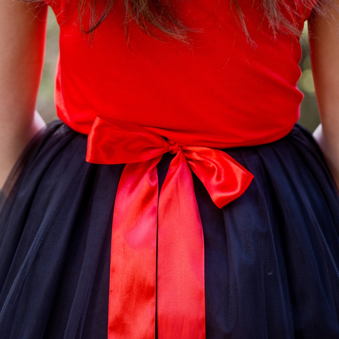 Černá tylová sukně s červenou krajkou