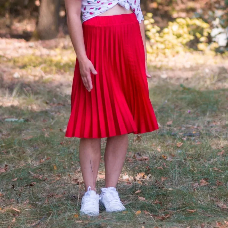 Červená plisovaná sukně