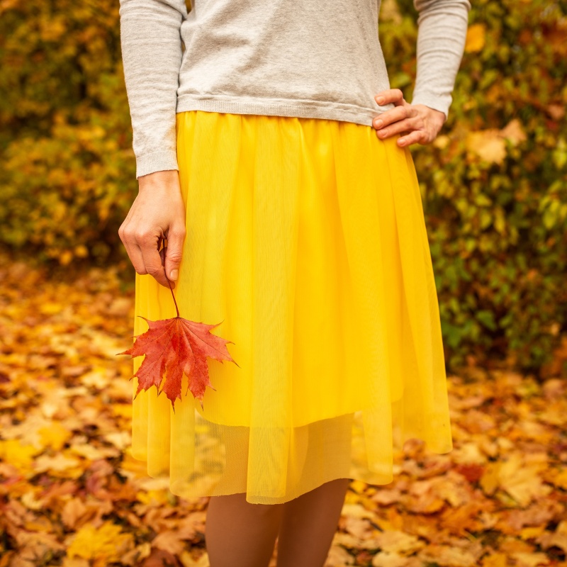 Žlutá splývavá tylová sukně