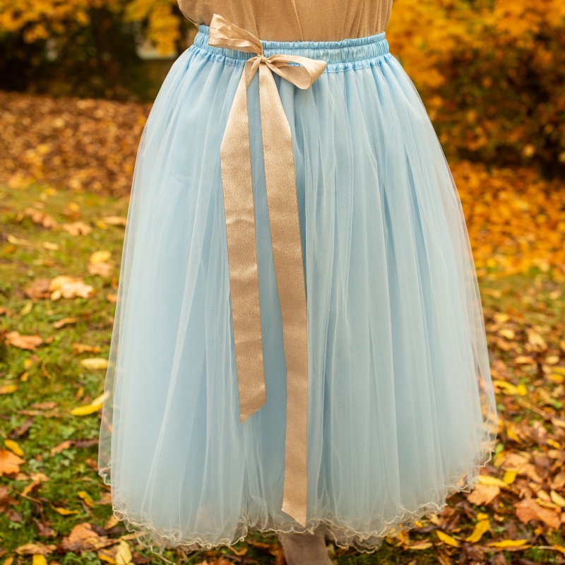Světe modrá tylová sukně se zlatým lemováním
