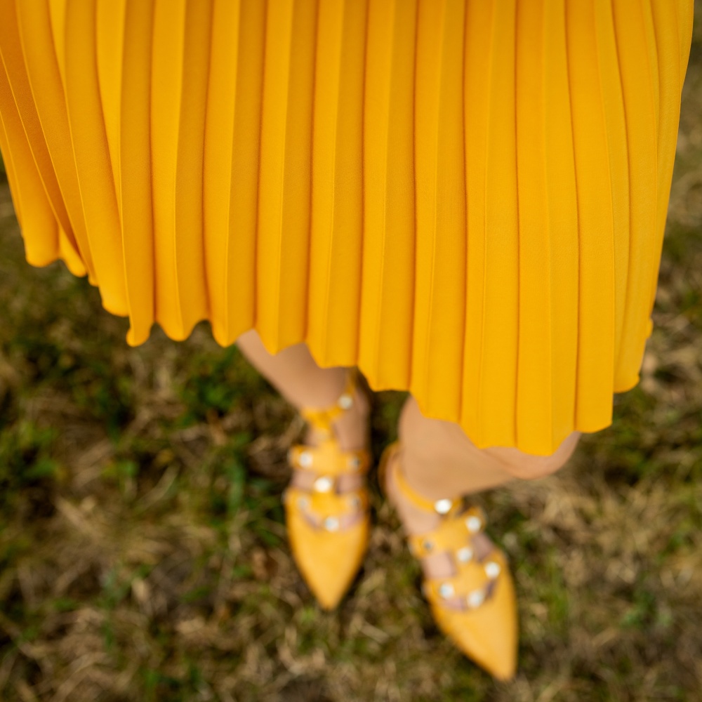 Tmavě žlutá krátká plisovaná sukně