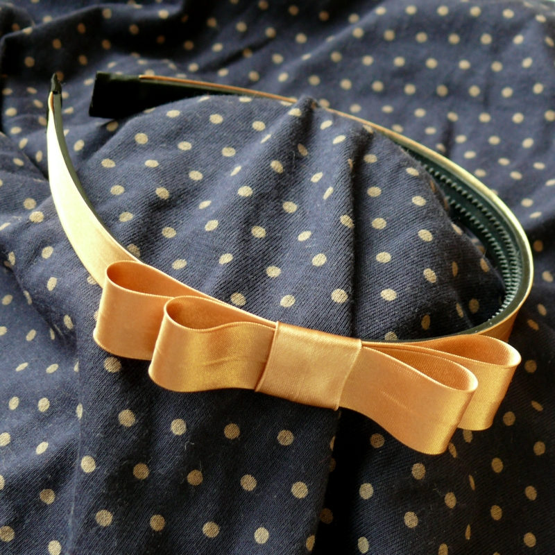 Čelenka s mašlí v barvě medově-zlaté