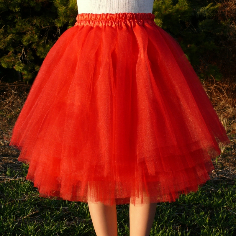 Červená tylová sukně