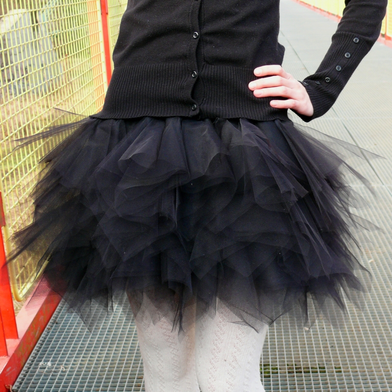 Černá tylová sukně-cípatá