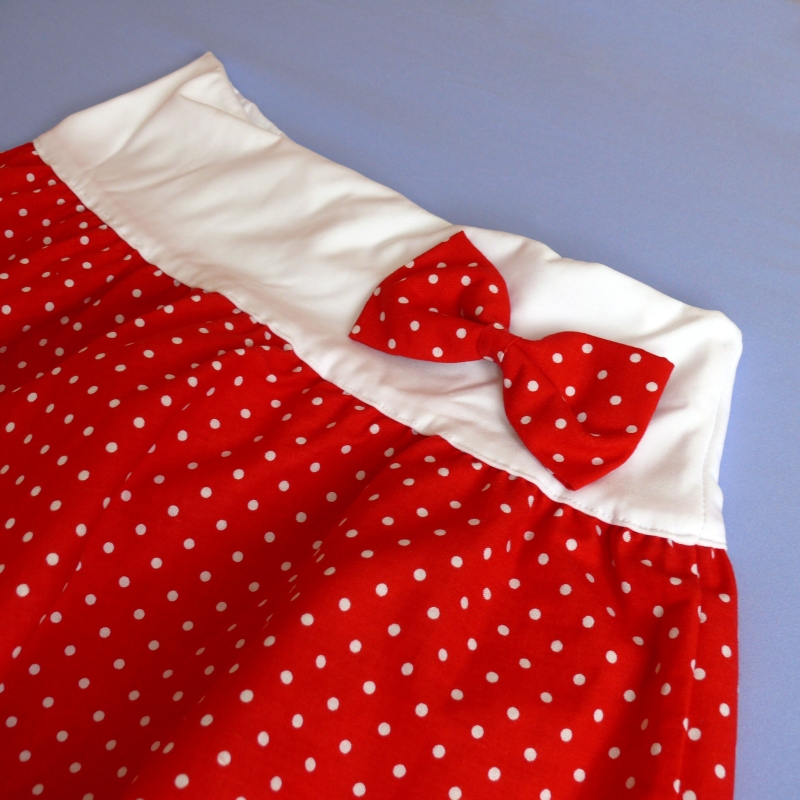 Červená půlkolová puntíkovaná sukně