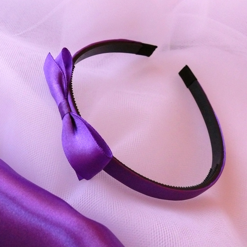 Fialová čelenka s jednoduchou mašlí