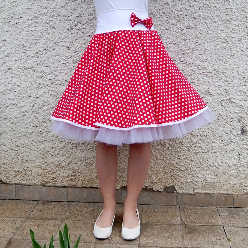 Červená puntíkovaná sukně