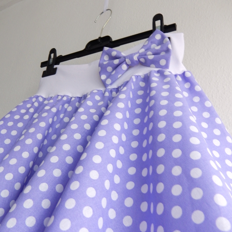 Světle fialová puntíkovaná sukně