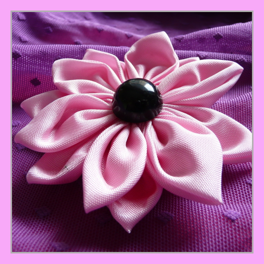 Růžová kytka (brož)