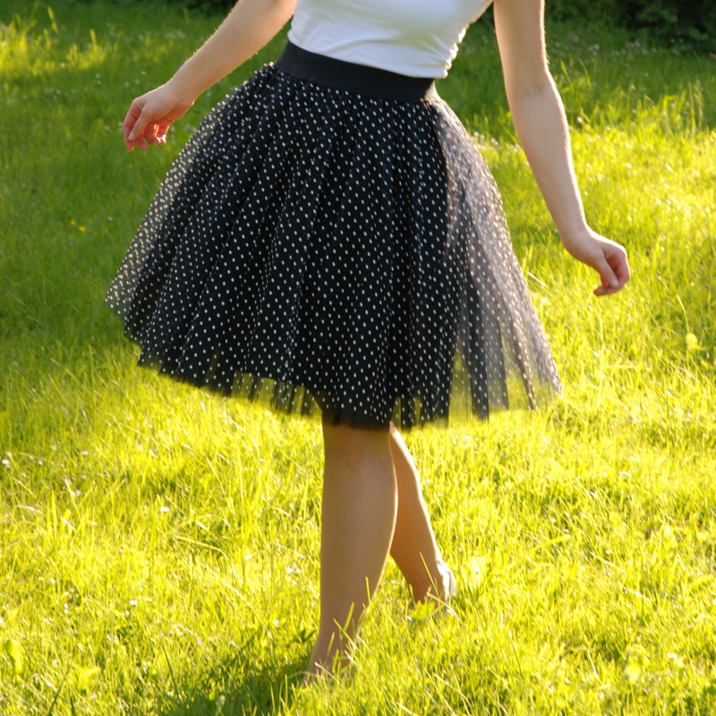 Černá puntíkovaná tylová sukně