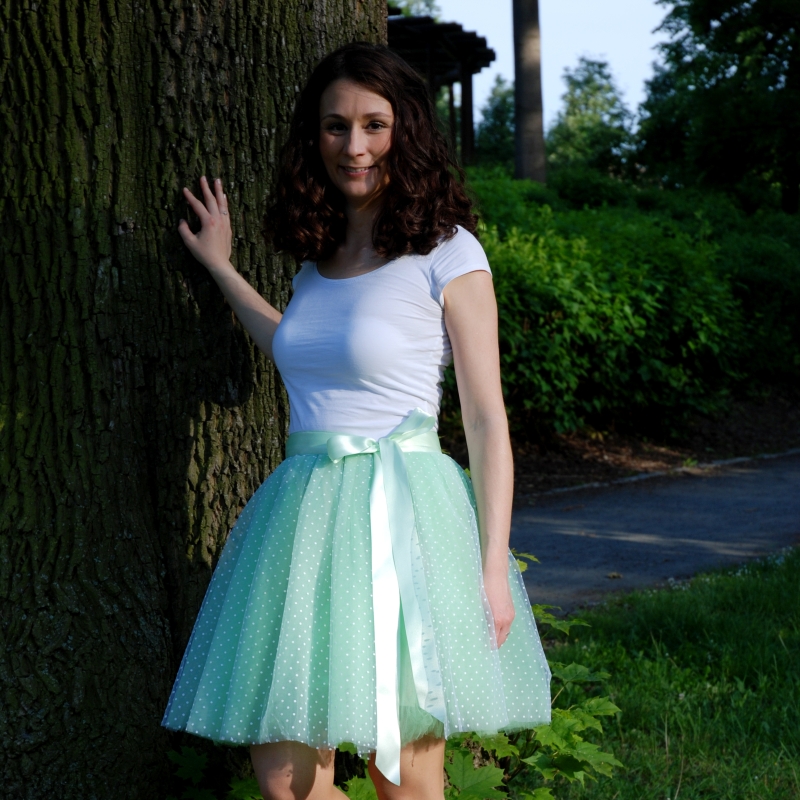 Mentolově zelená puntíkovaná tylová sukně