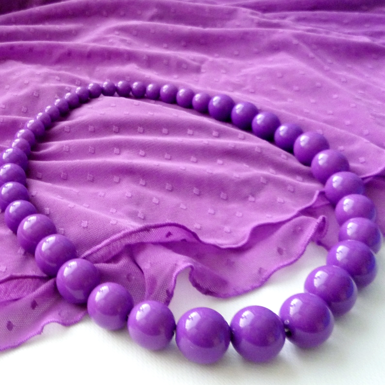 Fialové korále na krk