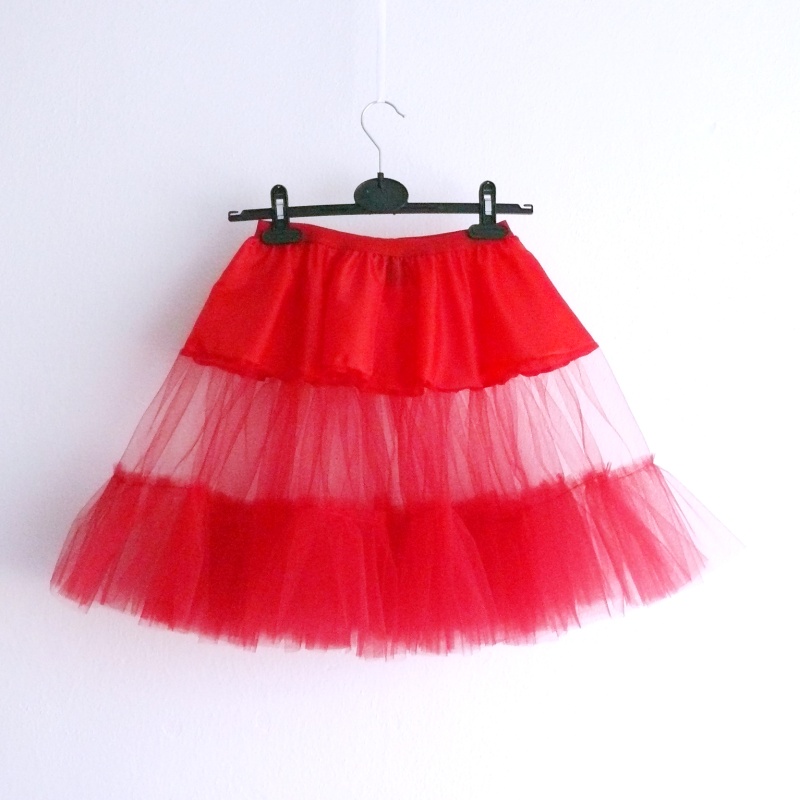 Černo-červená puntíkovaná sukně + jednoduchá červená spodnička