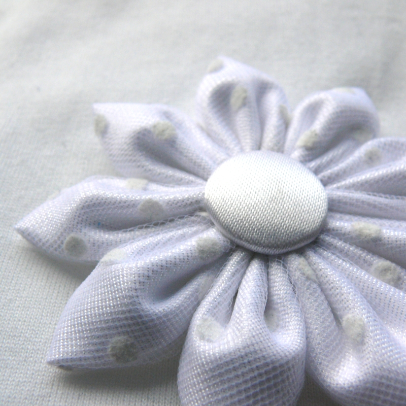 Bílá kytka (brož)