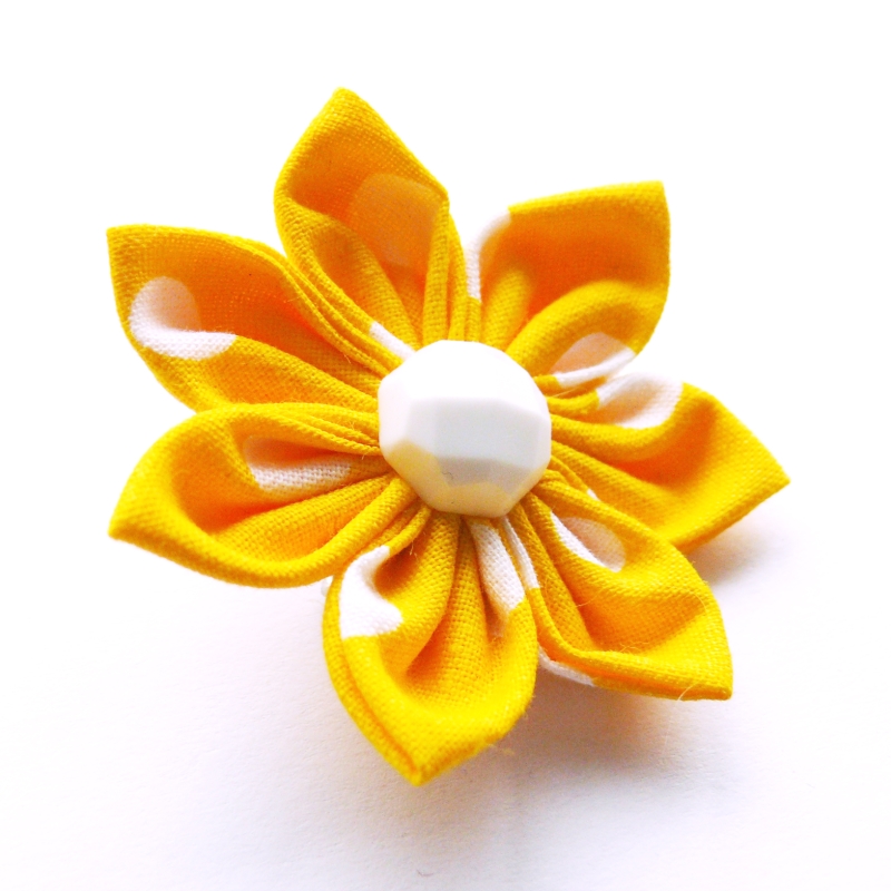 Žlutá kytka (brož)