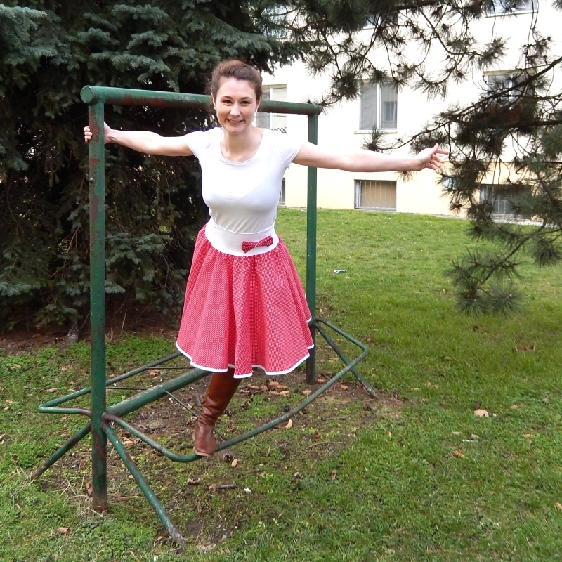 Červená tečkovaná sukně