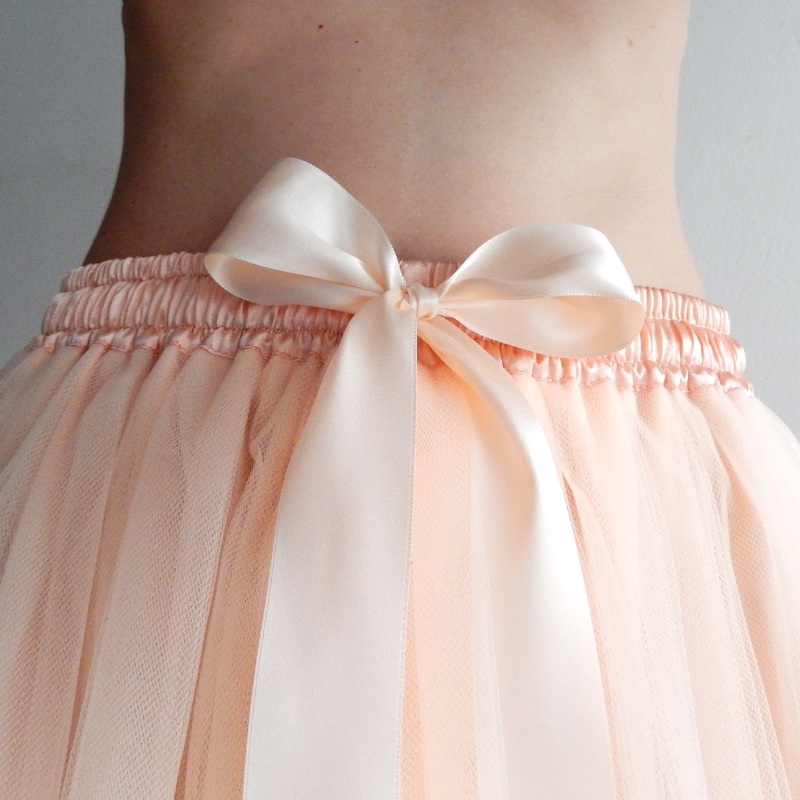 Pleťová tylová sukně s lemovanými okraji