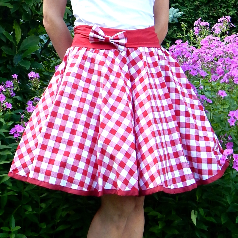 Červená kostkovaná sukně + jednoduchá bílá spodnička