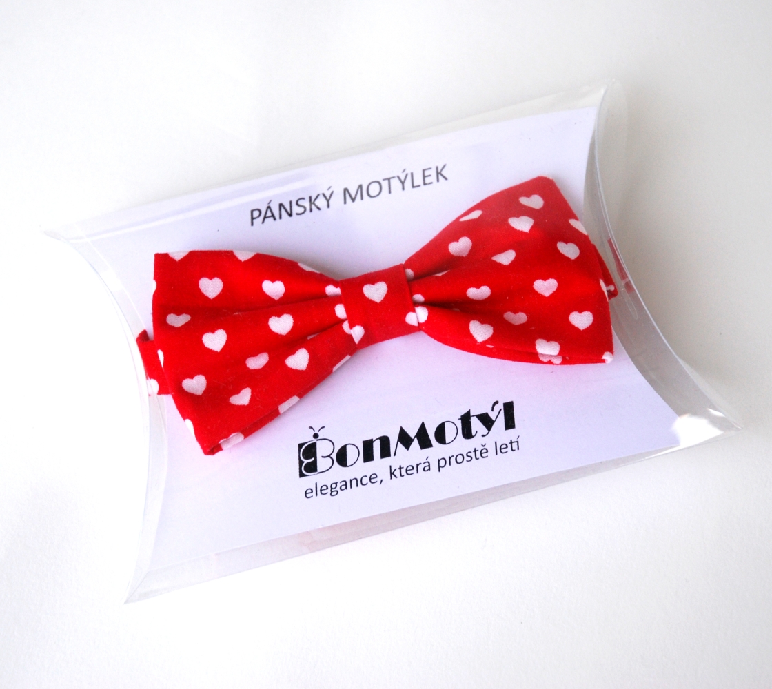 Červený motýlek se srdíčky