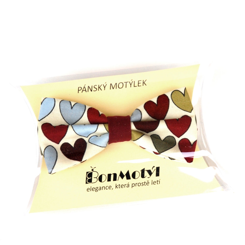 Krémový motýlek s barevnými srdíčky