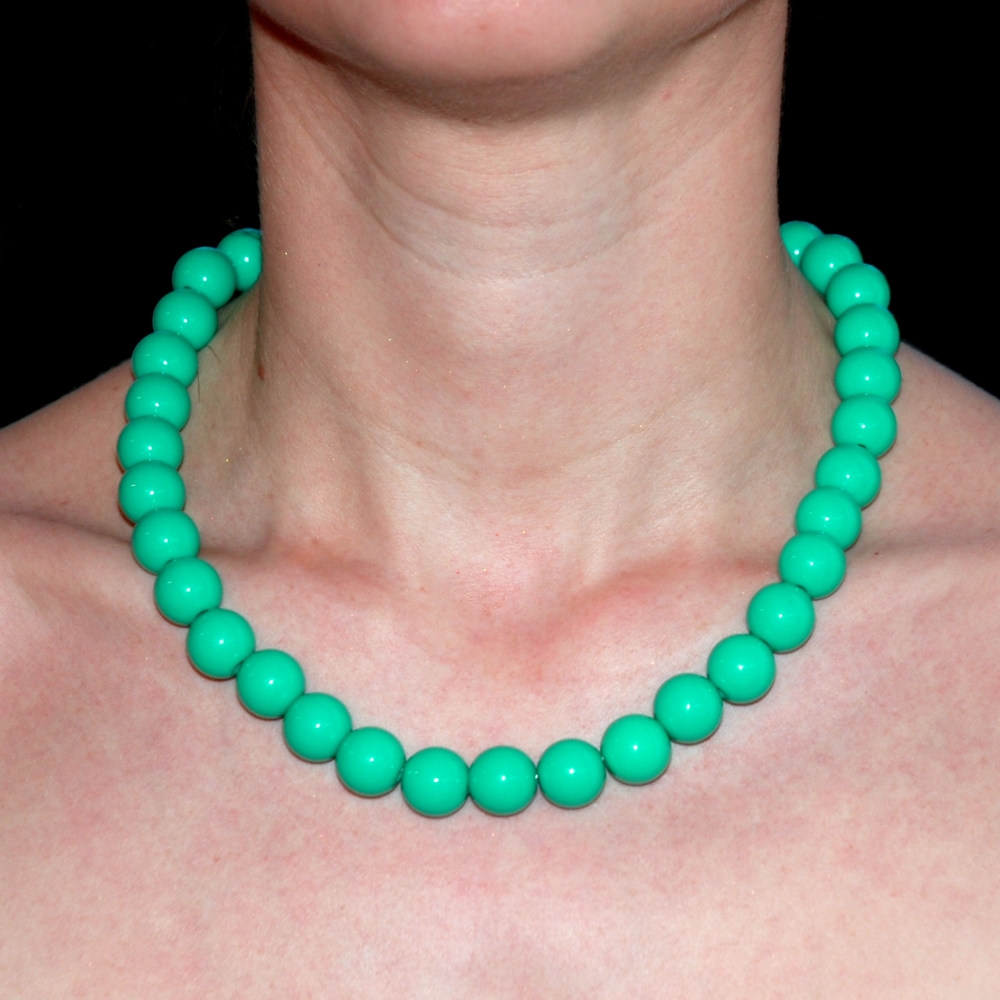 Smaragdově zelené střední korále na krk