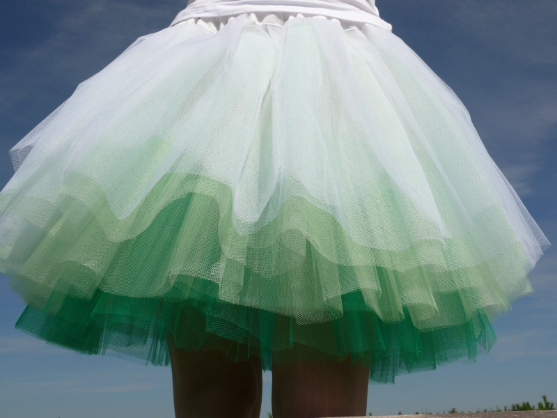 Bílo-zelená tylová sukně