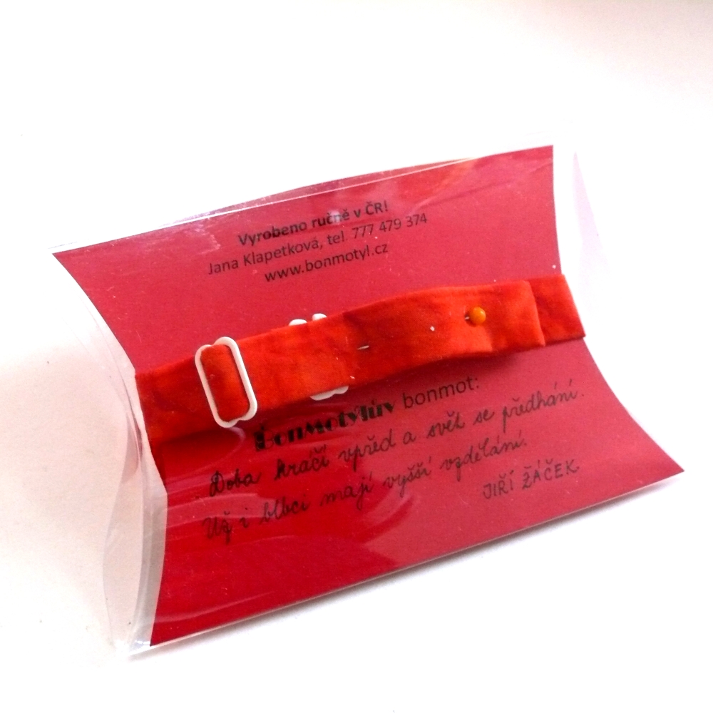 Oranžový motýlek s mramorováním