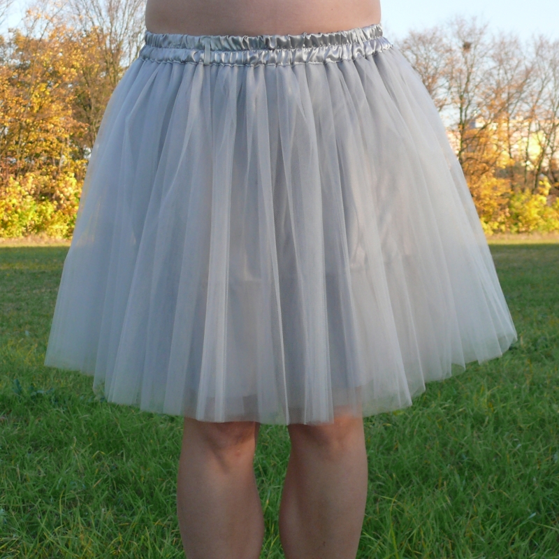 Šedá tylová sukně